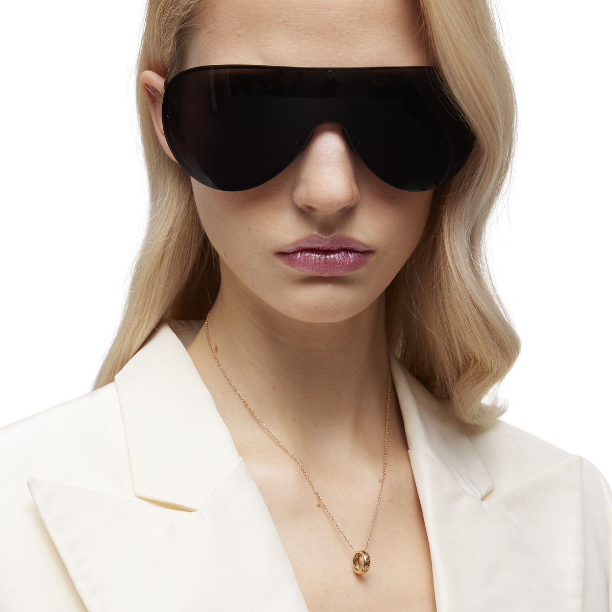 Crafted from 18ct yellow gold, this Gucci Icon Necklace offers a clean, minimalist design with a smooth circular pendant for a refined contemporary finish.