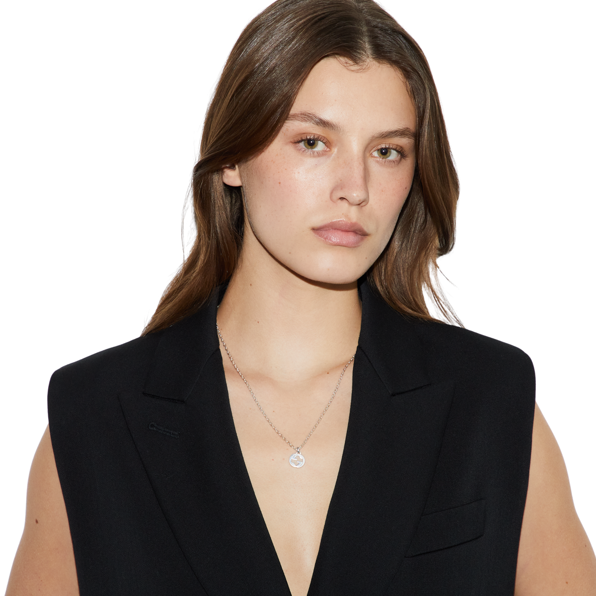 Elevate your jewellery collection with this authentic Gucci sterling silver necklace, designed with the instantly recognisable Interlocking G motif. Its refined finish and minimalist styling make it perfect for layering or wearing solo.