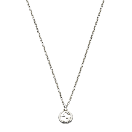 This designer Gucci silver necklace combines premium craftsmanship with contemporary luxury styling. Featuring the classic Interlocking G pendant, it delivers understated sophistication for both casual and elevated looks.