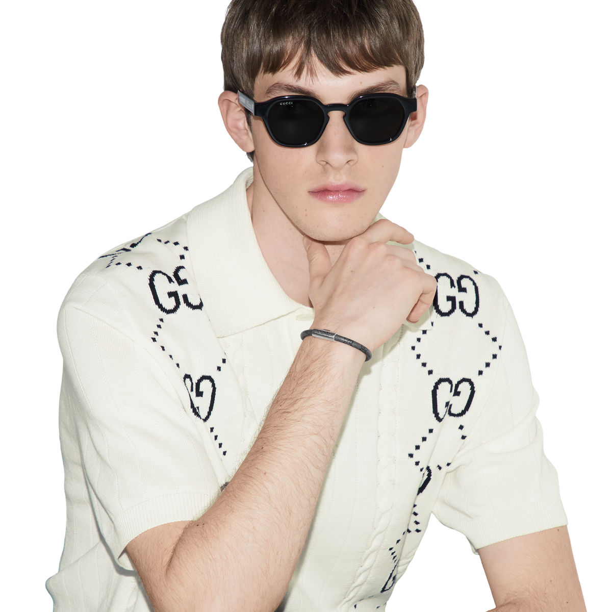 This Gucci Trademark bracelet showcases the house’s iconic GG Supreme canvas in a sophisticated black and dark grey colourway, paired with polished 925 sterling silver detailing. Finished with an engraved logo tag, it delivers understated luxury with a modern edge that works seamlessly across casual and elevated styling.