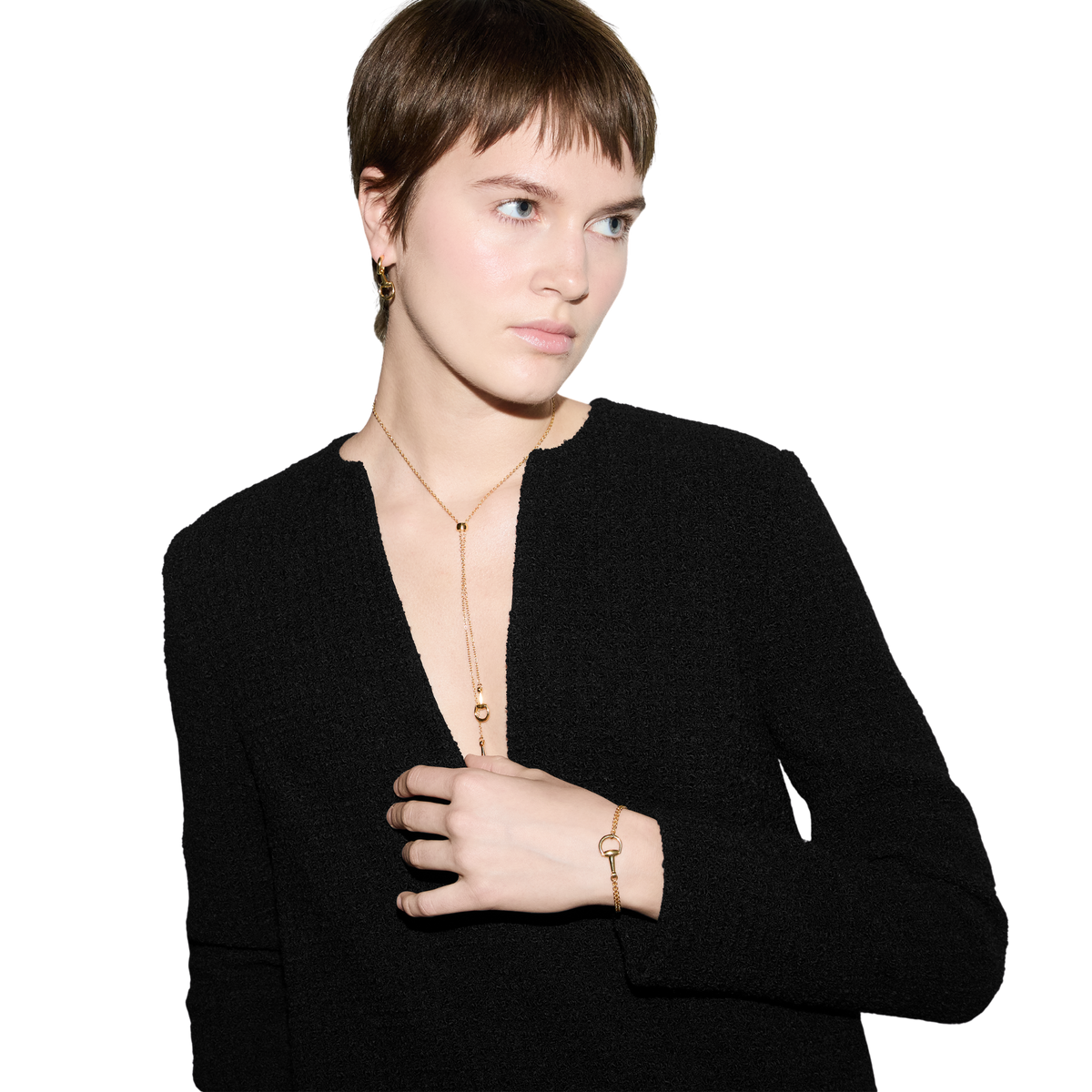 These Gucci Horsebit earrings showcase one of the house’s most recognisable archival symbols in a sleek 18ct yellow gold drop design. The sculptural silhouette and polished finish create a modern yet classic look, while the lightweight construction ensures effortless comfort for everyday luxury or elevated occasions.