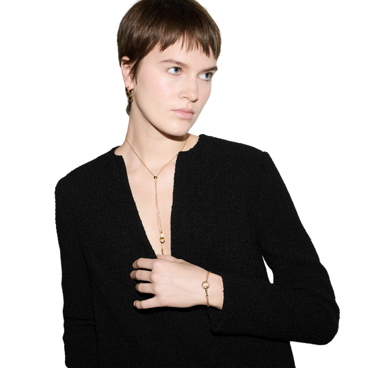 These Gucci Horsebit earrings showcase one of the house’s most recognisable archival symbols in a sleek 18ct yellow gold drop design. The sculptural silhouette and polished finish create a modern yet classic look, while the lightweight construction ensures effortless comfort for everyday luxury or elevated occasions.