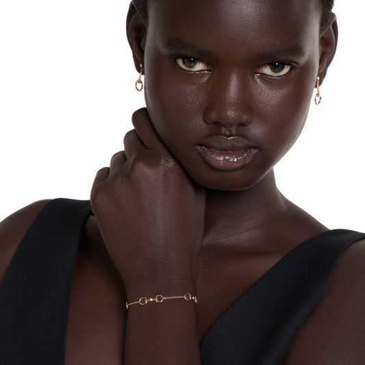 This Gucci Horsebit mini bracelet combines timeless design with modern minimalism. Crafted in 18ct rose gold and accented with a single sparkling diamond, it features the house’s signature Horsebit symbol in a refined, lightweight silhouette. Perfect for layering or wearing alone, it delivers quiet luxury with effortless sophistication.