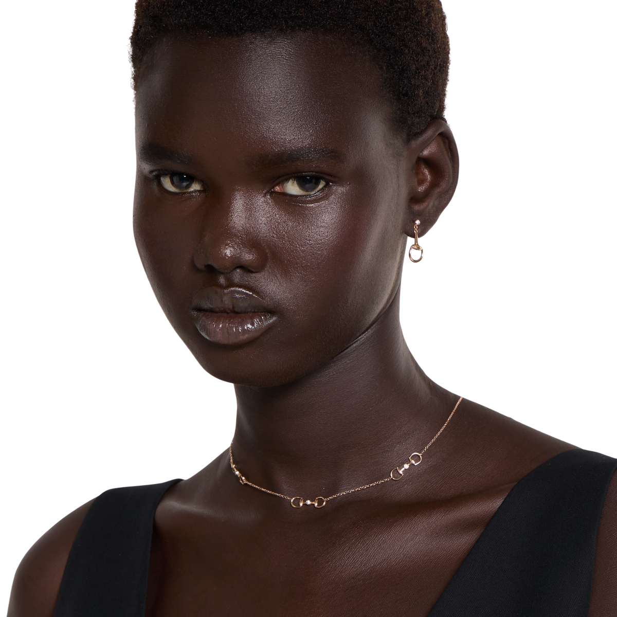 Elegant, minimal, and richly detailed, this Gucci Horsebit necklace showcases the brand’s iconic equestrian symbol in 18ct rose gold, elevated with delicate diamonds. The result is a versatile fine jewellery piece that balances soft romance with contemporary luxury styling.