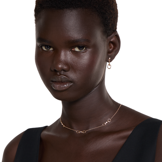 Elegant, minimal, and richly detailed, this Gucci Horsebit necklace showcases the brand’s iconic equestrian symbol in 18ct rose gold, elevated with delicate diamonds. The result is a versatile fine jewellery piece that balances soft romance with contemporary luxury styling.