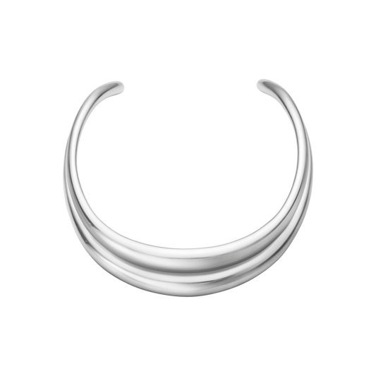 The Georg Jensen Curve Necklace in Sterling Silver is a striking example of modern Scandinavian design, featuring a fluid, sculptural pendant that flows effortlessly along elegant organic lines. Its minimalist aesthetic gives it a timeless quality that feels both contemporary and sophisticated.

