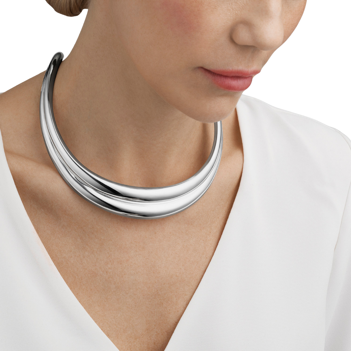 Inspired by the natural movement of the human form, the Curve pendant showcases soft, sweeping contours that catch and reflect the light beautifully. Crafted in polished sterling silver, it creates a refined statement that is understated yet instantly recognisable.