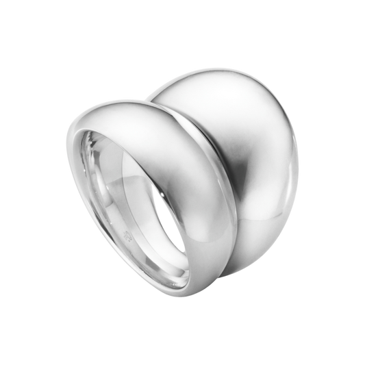 Crafted in polished sterling silver, the Curve Ring showcases the organic forms and fluid silhouettes that define Georg Jensen’s design heritage. Its sweeping shape catches the light beautifully, creating a striking look from every angle. 