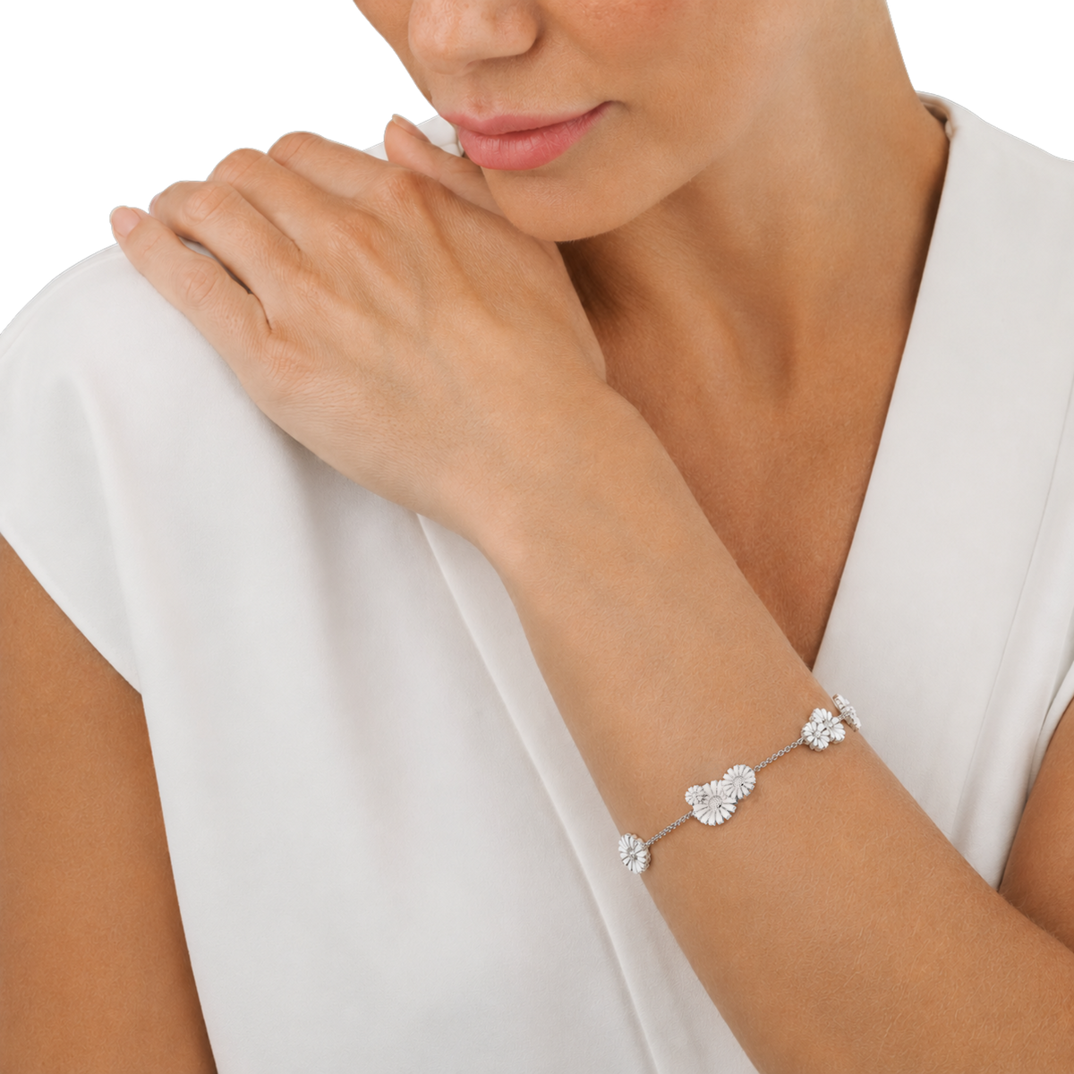 A bracelet you'll reach for every day. Lightweight, elegant and beautifully detailed, the White Cluster Daisy Bracelet is perfect worn solo or stacked your way.