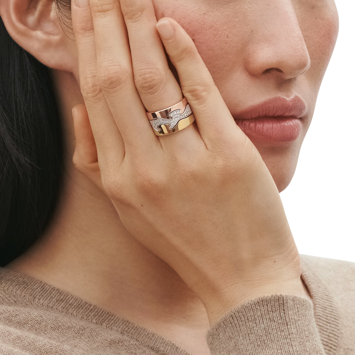 Designed by Nina Koppel, this Fusion Centre Ring combines polished 18ct white gold with sparkling brilliant-cut diamonds, making it a refined statement for every occasion.