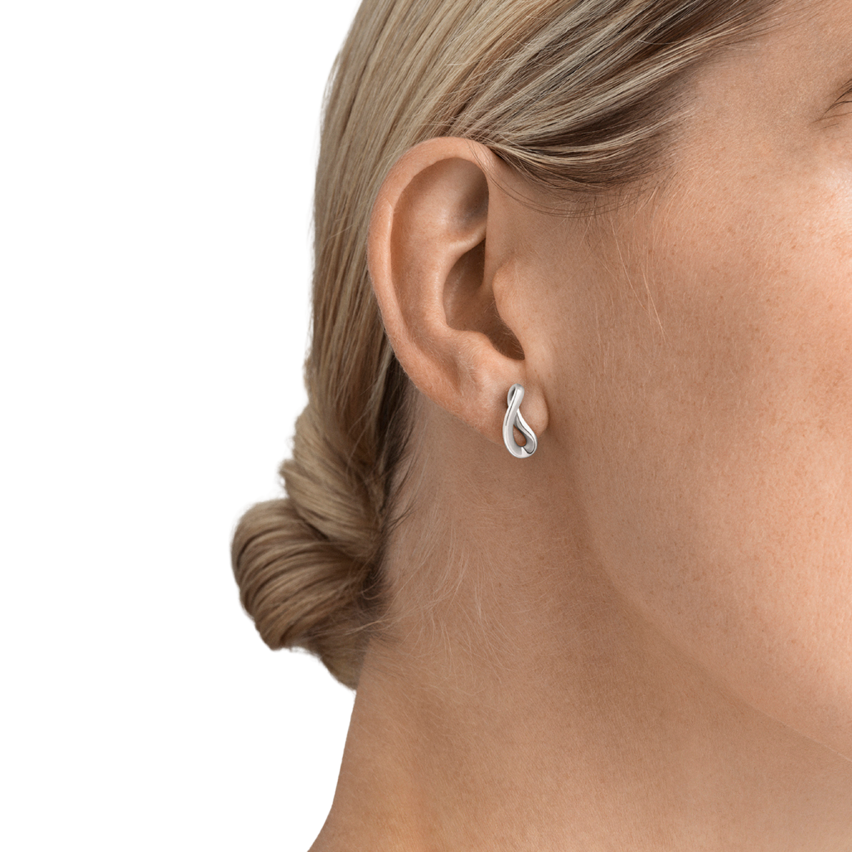 Designed for everyday wear, the Infinity Stud Earrings sit comfortably on the ear while making a refined statement. Their versatile design pairs effortlessly with both casual and formal looks, making them a jewellery box staple you'll reach for time and time again.