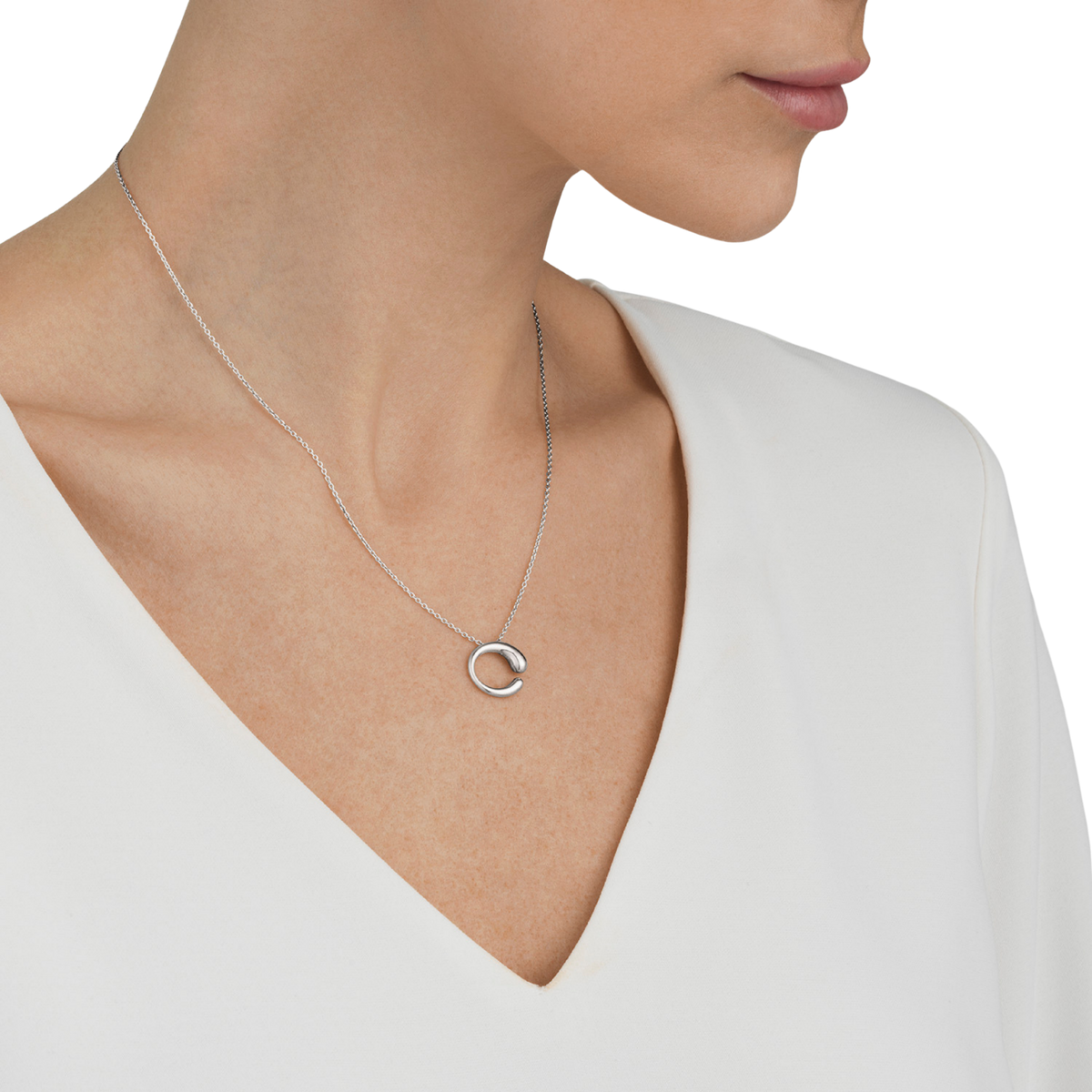 The pendant’s fluid silhouette wraps softly around itself, creating a sense of movement and balance.
Its organic form catches the light from every angle, drawing attention to the graceful curves that define the iconic Mercy collection.
A statement piece with a refined and artistic character.