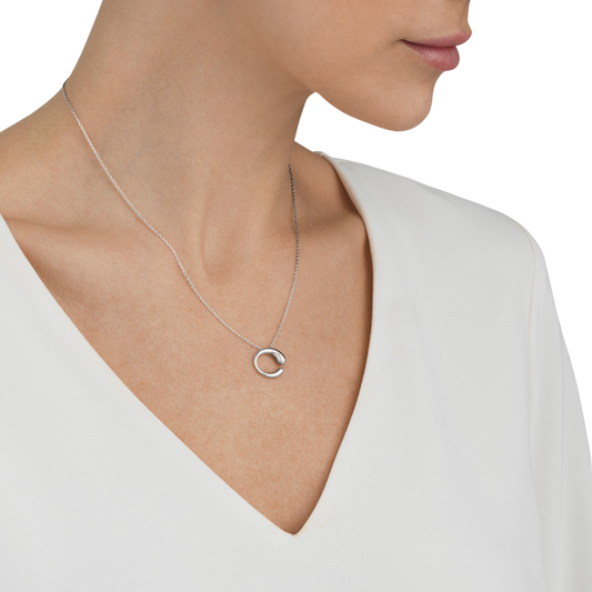 The pendant’s fluid silhouette wraps softly around itself, creating a sense of movement and balance.
Its organic form catches the light from every angle, drawing attention to the graceful curves that define the iconic Mercy collection.
A statement piece with a refined and artistic character.