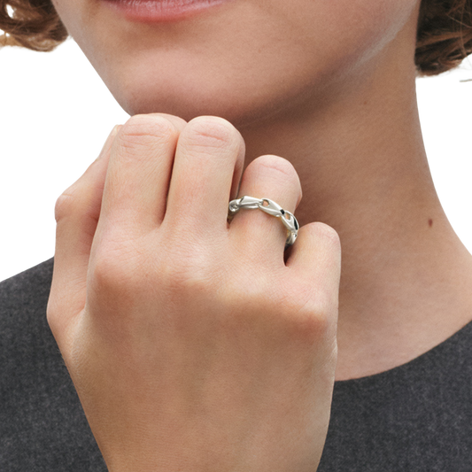 A striking expression of Scandinavian craftsmanship, the Georg Jensen Reflect Sterling Silver Ring features organically sculpted links that create a sleek, contemporary statement.