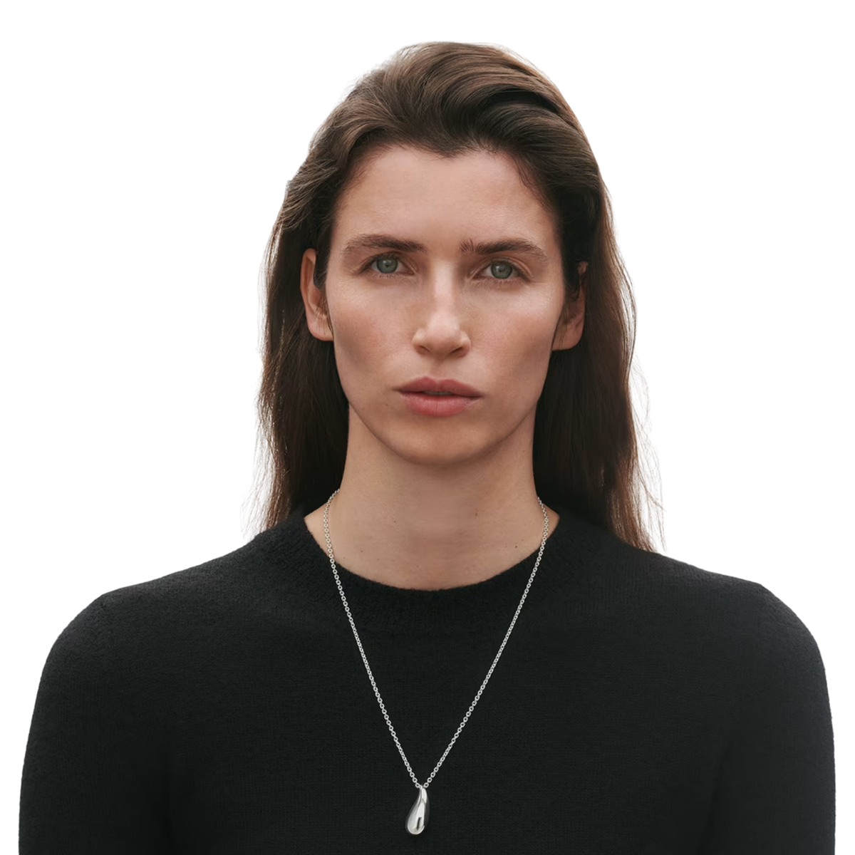 This 925 sterling silver necklace sits perfectly on the neckline with a contemporary edge without feeling too overpowering.