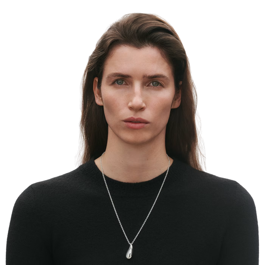 This 925 sterling silver necklace sits perfectly on the neckline with a contemporary edge without feeling too overpowering.