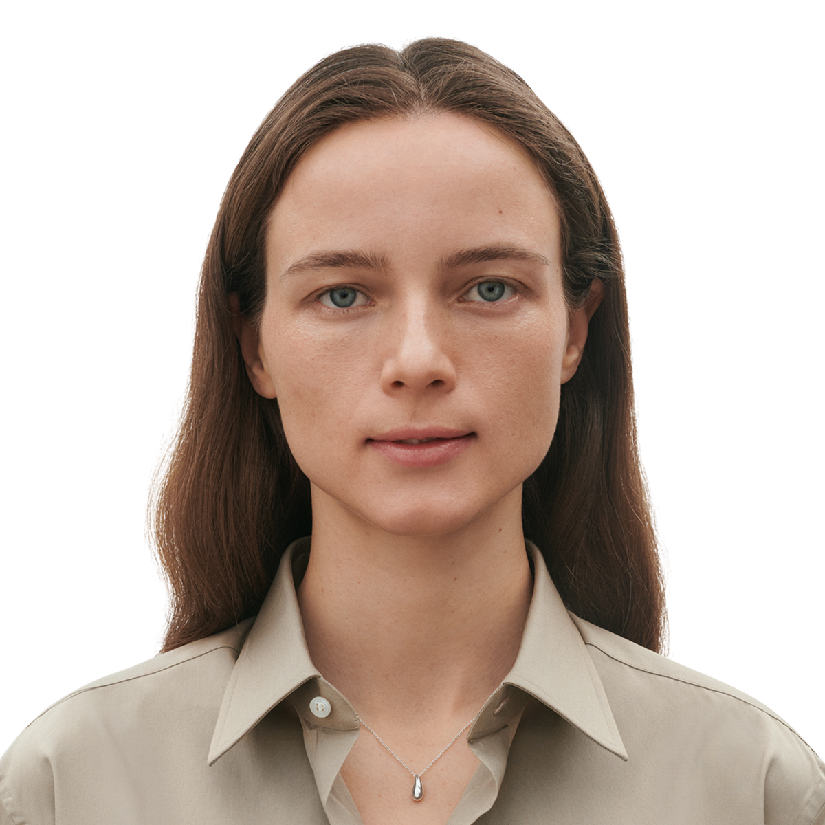 Designed by Jacqueline Rabun, the Reflect collection is known for its organic, slightly irregular chain links that feel more natural and less rigid than traditional jewellery. Even in this mini version, that signature shape still comes through, giving the pendant a quiet but distinctive character.
