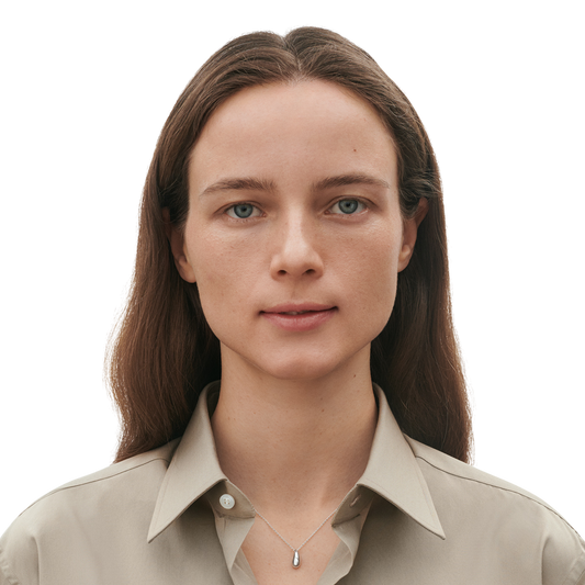 Designed by Jacqueline Rabun, the Reflect collection is known for its organic, slightly irregular chain links that feel more natural and less rigid than traditional jewellery. Even in this mini version, that signature shape still comes through, giving the pendant a quiet but distinctive character.