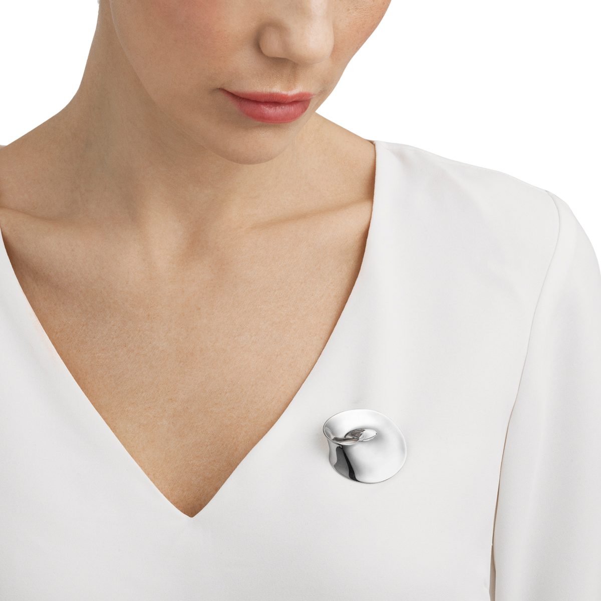 Rather than relying on gemstones or intricate decoration, this piece lets its shape do all the talking. The polished sterling silver reflects the light beautifully, while the smooth curves give it a soft, organic feel that complements both modern and classic wardrobes with ease.