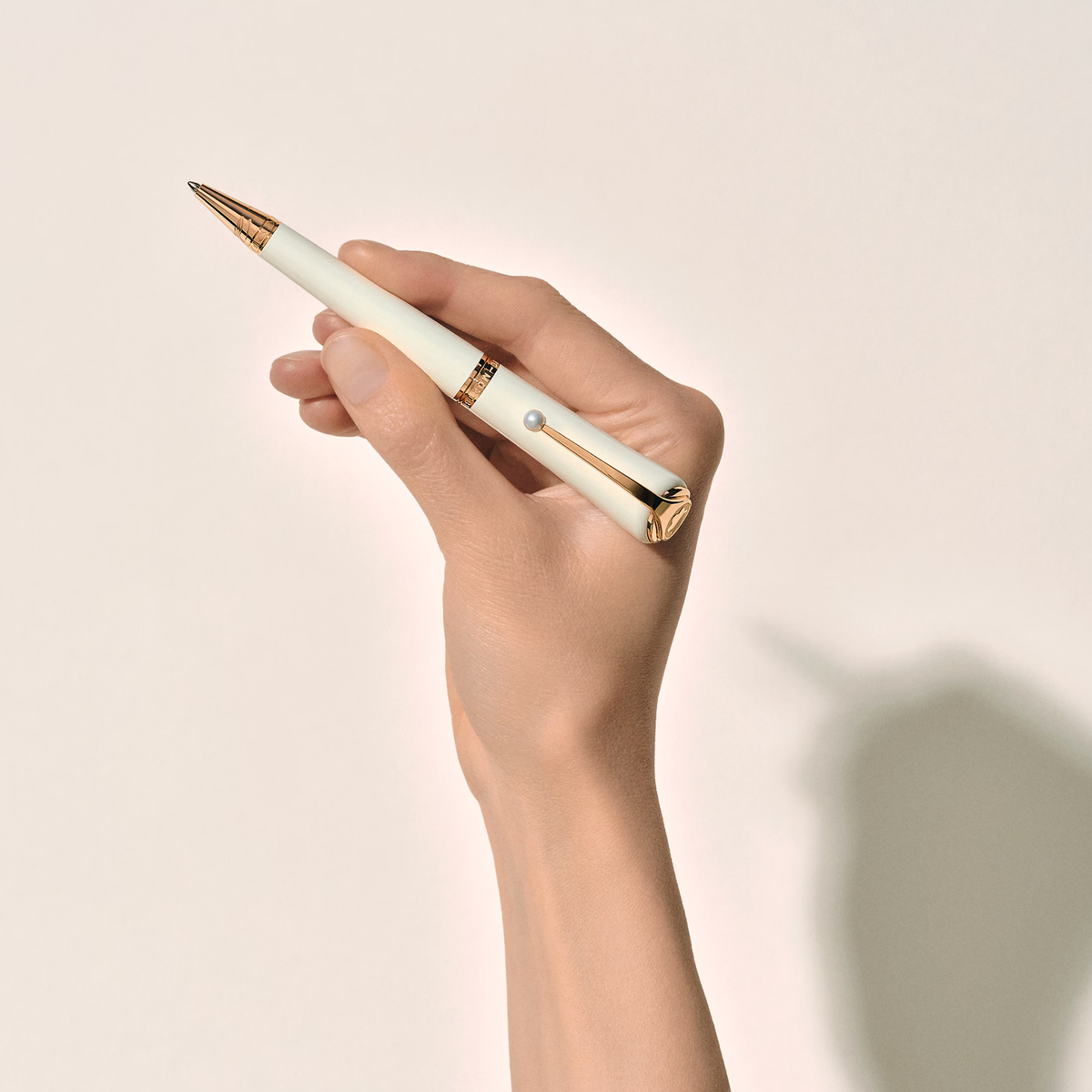 Hand holding the Montblanc Muses Marilyn Monroe Special Edition Pearl Ballpoint Pen