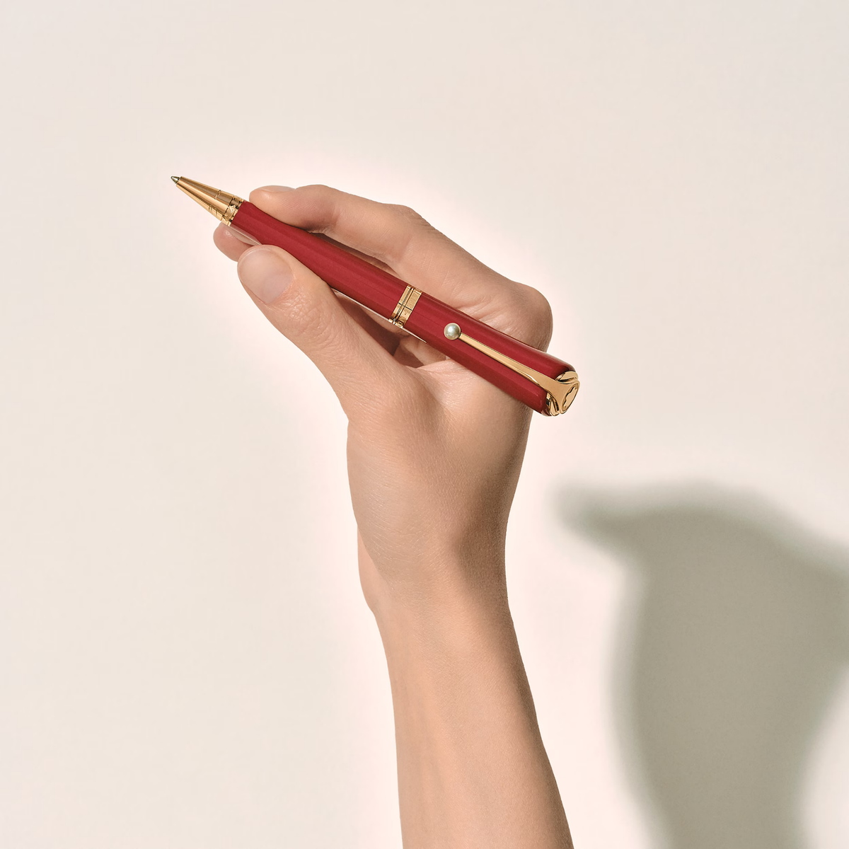 Hand holding the Montblanc Muses Marilyn Monroe Special Edition ballpoint pen in red precious resin.