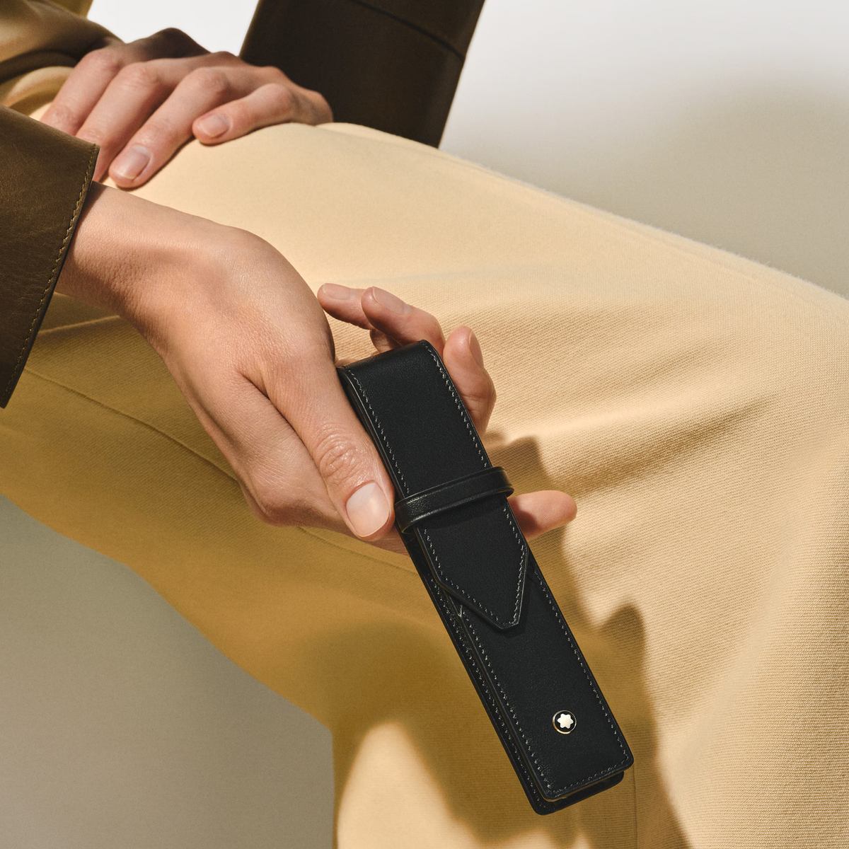 Hand holding the Montblanc Envelope 1 Pen Pouch in black leather for everyday protection and travel.
