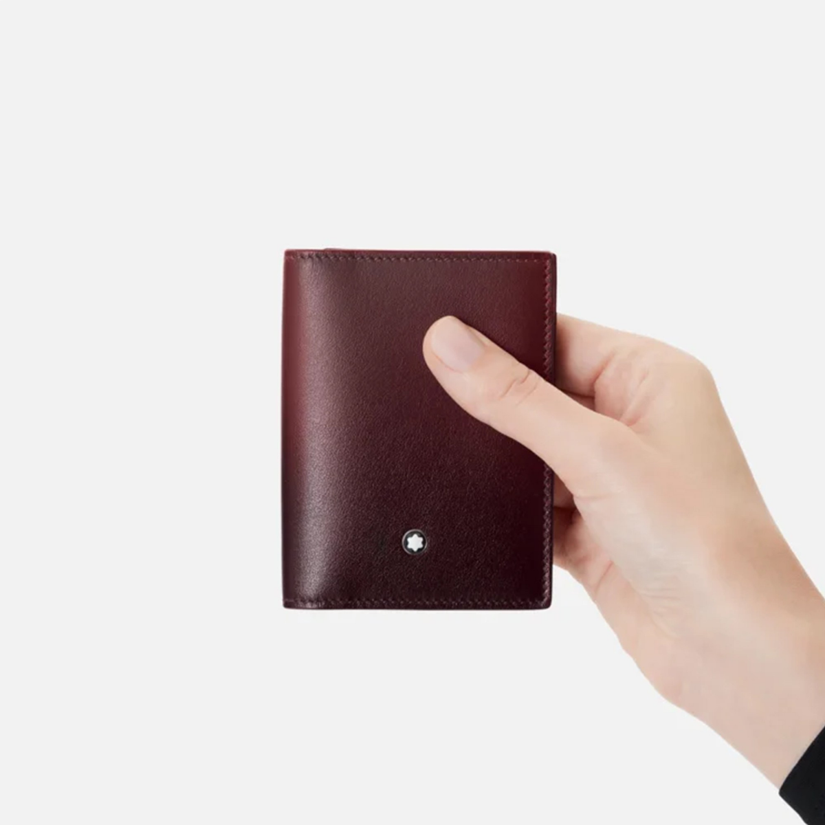 The Montblanc Meisterstück 4CC Card Holder Burgundy Leather in a hand 