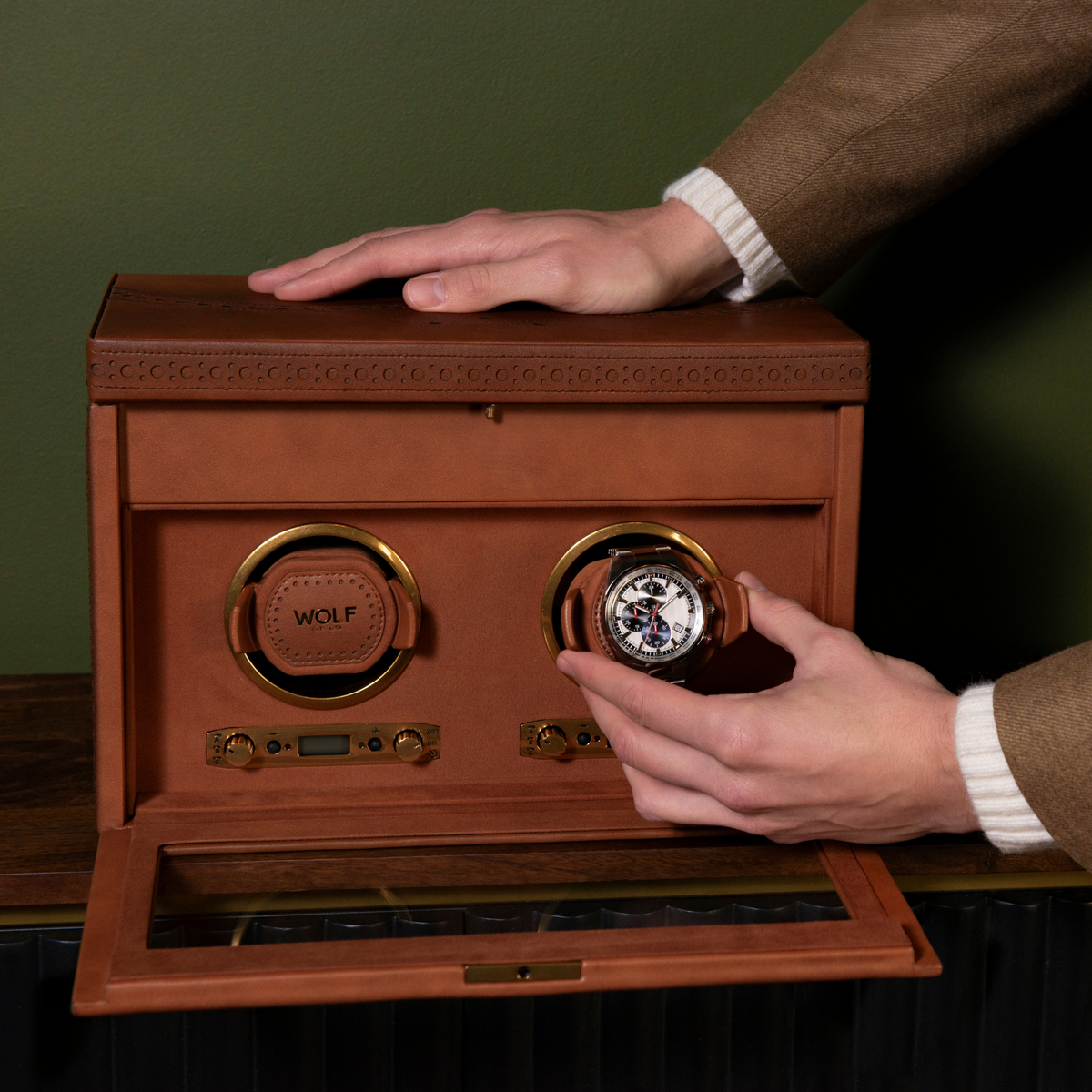 More than just a watch winder, the Wolf Brogue Double Winder with Storage is a statement piece for serious collectors. Combining advanced watch care with luxurious natural materials, it offers the perfect balance of functionality, protection, and classic design.