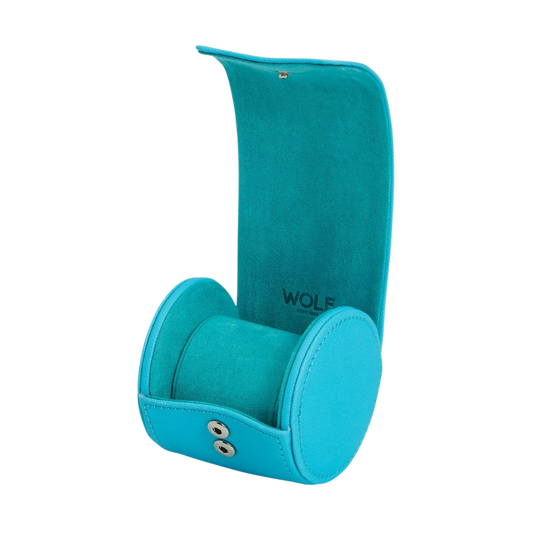 The interior is designed to secure one watch with stability and care.
A soft padded lining helps protect against scratches and movement during travel.
The adjustable snap closure ensures a firm, reliable fit for different watch sizes