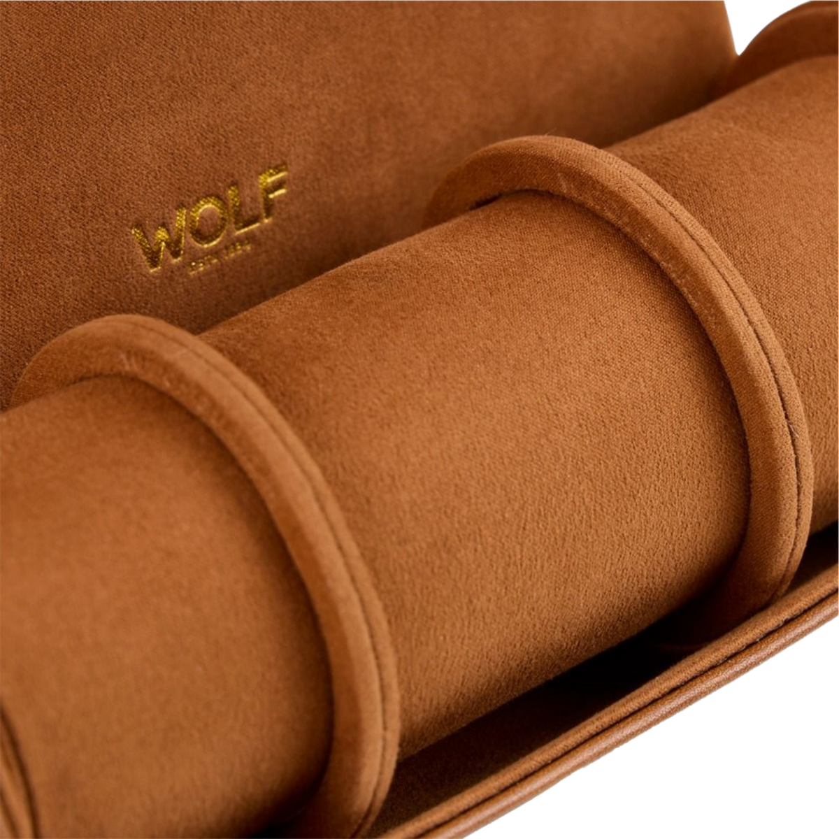 Created with travel in mind, this triple watch roll keeps up to three timepieces neatly separated and protected.
The structured interior helps prevent unwanted contact between watches, while the compact shape slips easily into luggage or a safe.
Ideal for collectors who like to travel with options.