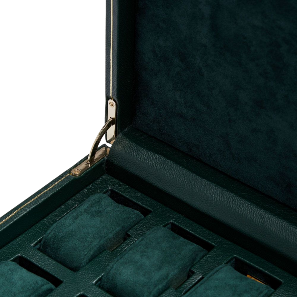 Inspired by classic British racing heritage, this watch box combines textured green vegan leather with polished gold accents for a refined finish.
The attention to detail can be seen throughout the construction, from the carefully shaped lid to the secure lock and key closure that adds both style and functionality.

