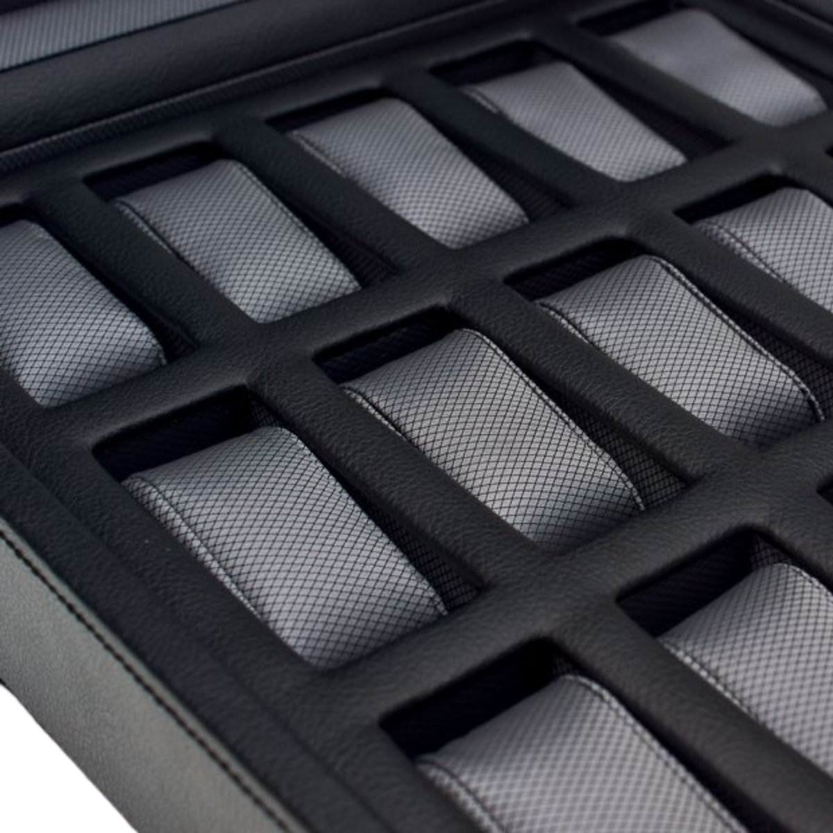 Inside, fifteen individual compartments keep each watch neatly separated and easy to access.
The cushioned supports help maintain the shape of bracelets and straps while protecting valuable timepieces from unnecessary contact.
A practical solution for both growing and established collections.