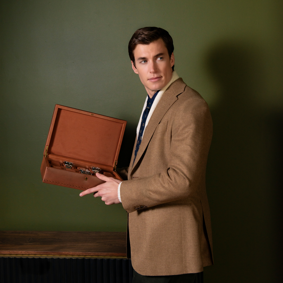 Beautifully designed for collectors, this elegant watch box provides a sophisticated way to store and display up to ten timepieces. The warm burnished brown finish and heritage-inspired styling make it as much a statement piece as it is practical storage.