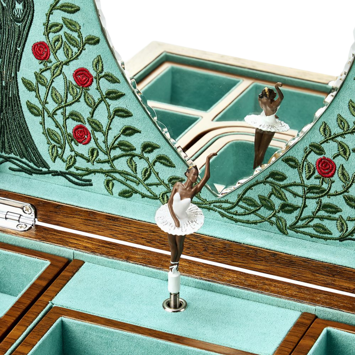 The jewellery box offers a choice of two figurine designs in different skin tones, allowing for a more inclusive and personal selection.
Each element is designed to bring movement, music, and storytelling together in one refined space.
