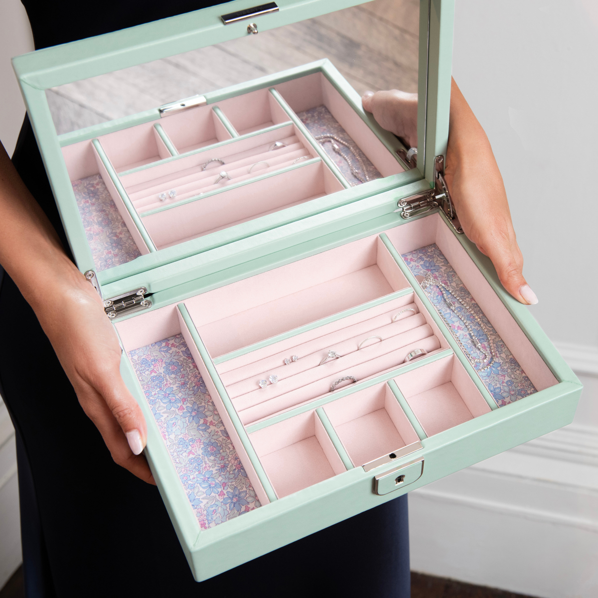 Open the lid to reveal an enchanting theatre-inspired interior, complete with an embroidered Swan Lake backdrop and scalloped-edge mirror.
The musical mechanism plays Tchaikovsky's Swan Lake while a hand-painted ballerina gracefully rotates on display.
The box includes two interchangeable ballerina figurines in different skin tones, offering a more personal and inclusive experience.
