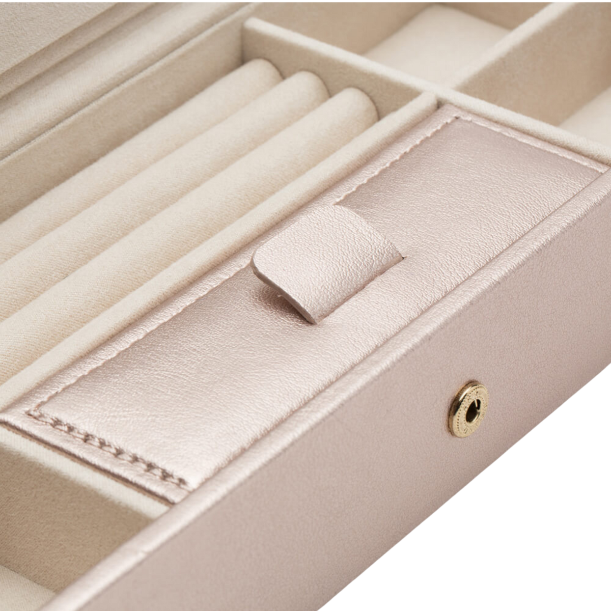 Inside, the Palermo is thoughtfully designed to keep jewellery neatly arranged and easy to access.
It features ring rolls, multiple compartments, and dedicated sections for everyday pieces.
The layout is structured to reduce tangling and keep items separated and protected.