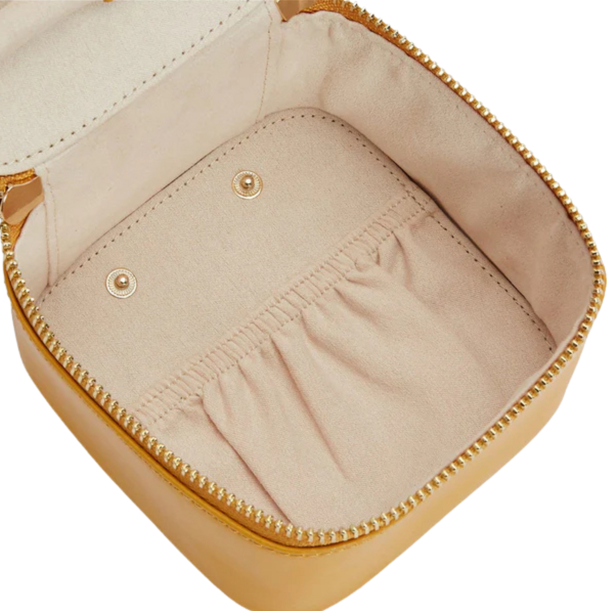The interior is lined with WOLF’s signature LusterLoc™ fabric, designed to help protect jewellery from tarnishing over time.
A secure zip closure keeps contents safely enclosed, making it suitable for travel as well as home storage.
Functionality is prioritised without compromising on style.