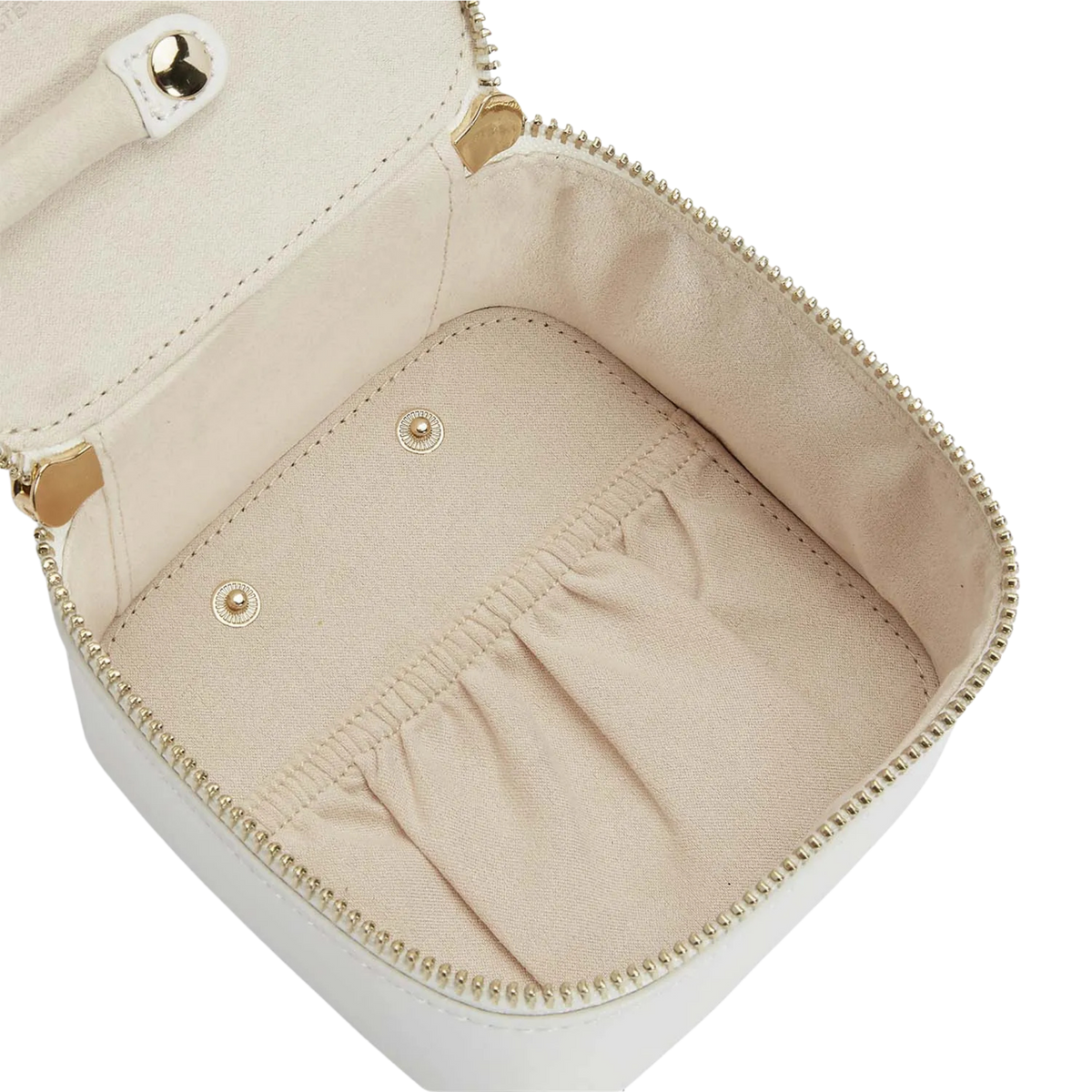 The interior is lined with WOLF’s LusterLoc™ fabric, designed to help protect jewellery from tarnishing over time.
A secure zip closure keeps contents safely enclosed, making it suitable for both travel and everyday storage.
Built for long-term use without compromising on appearance.