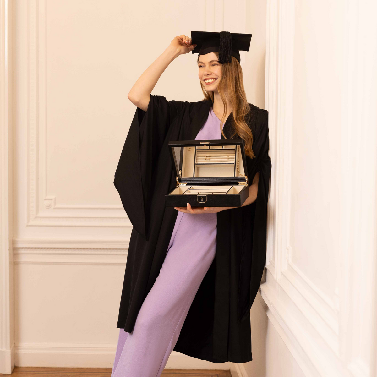 Open the portfolio to reveal a carefully structured interior designed to keep jewellery secure and tangle-free.
With dedicated sections for rings, earrings, necklaces, and small accessories, everything has its place.
The layout is designed for clarity and ease of use, whether packing for travel or daily organisation.