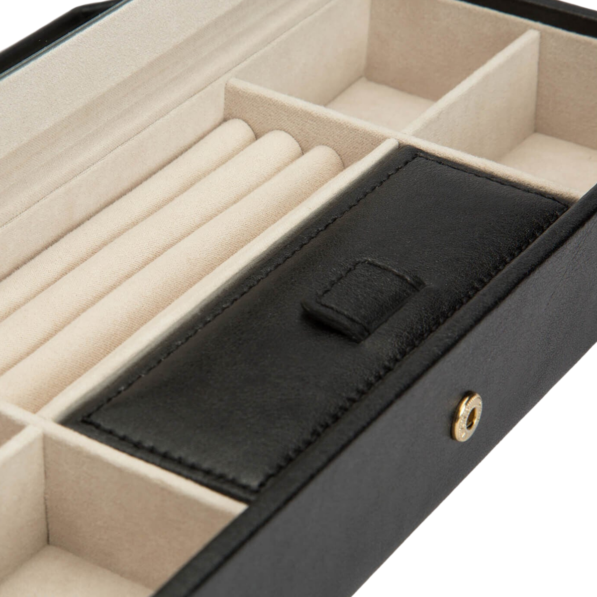 The interior is lined with WOLF’s patented LusterLoc™ fabric, helping to protect jewellery from tarnishing over time.
Every element is finished with precision, from the soft-touch lining to the refined stitching and gold-tone hardware.
A balance of practicality and understated luxury.