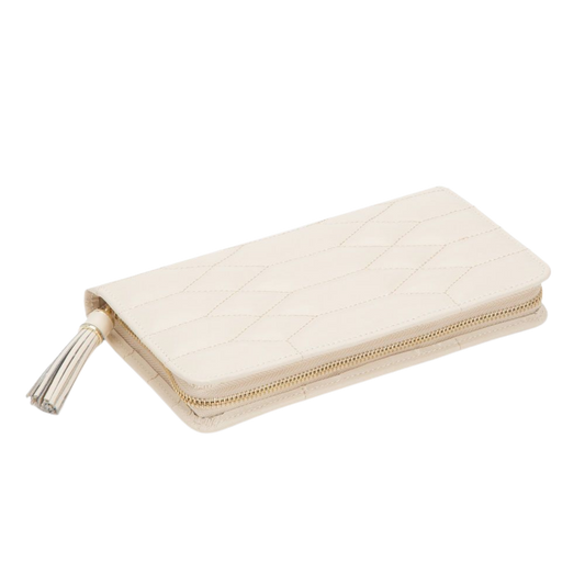 Compact and lightweight, the Maria Portfolio slips easily into a suitcase, handbag, or carry-on.
It is designed for effortless travel organisation while maintaining a polished, sophisticated appearance.
A functional piece that brings order and elegance to jewellery storage wherever you go.
