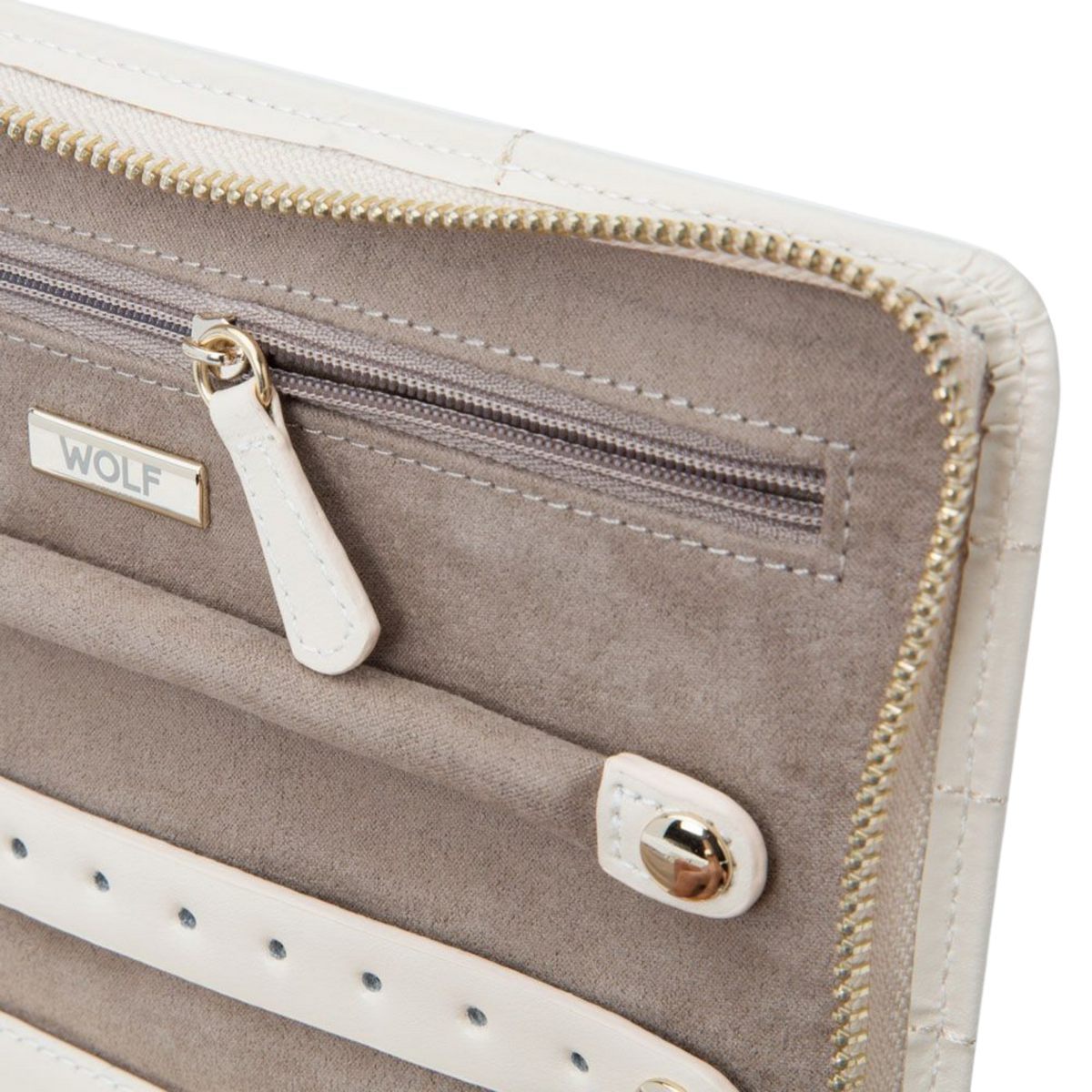 The interior is lined with WOLF’s patented LusterLoc™ fabric, helping to protect jewellery from tarnishing over time.
Every element is finished with precision, from the soft-touch lining to the refined stitching and gold-tone hardware.
A balance of practicality and understated luxury.