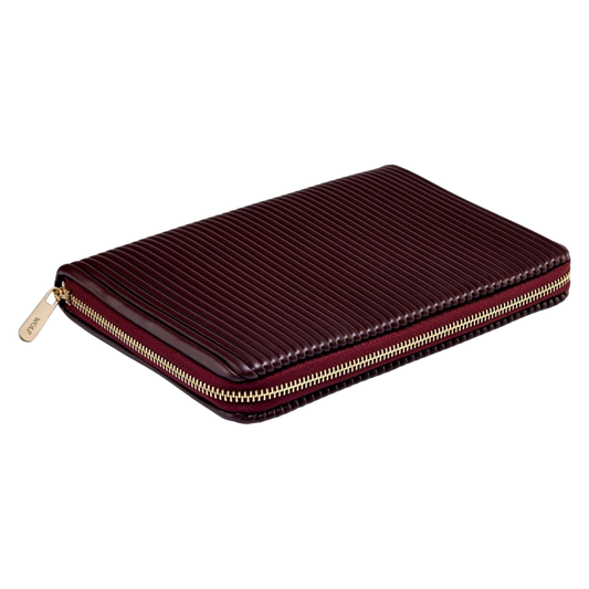 Crafted with attention to detail, the Bordeaux Wolf Bella Jewellery Portfolio combines rich colour, refined textures, and premium hardware to deliver stylish jewellery storage inspired by classic luxury design.