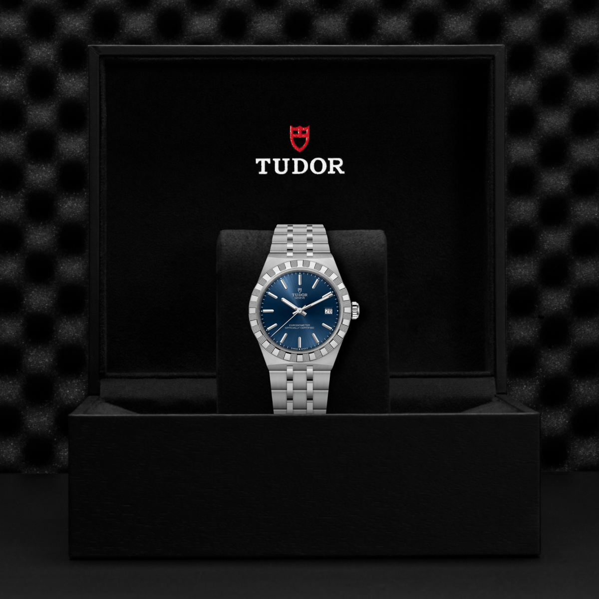 Designed for versatility, the 36mm TUDOR Royal features a polished notched bezel, blue dial and integrated five-link bracelet, creating a sophisticated watch for every occasion.