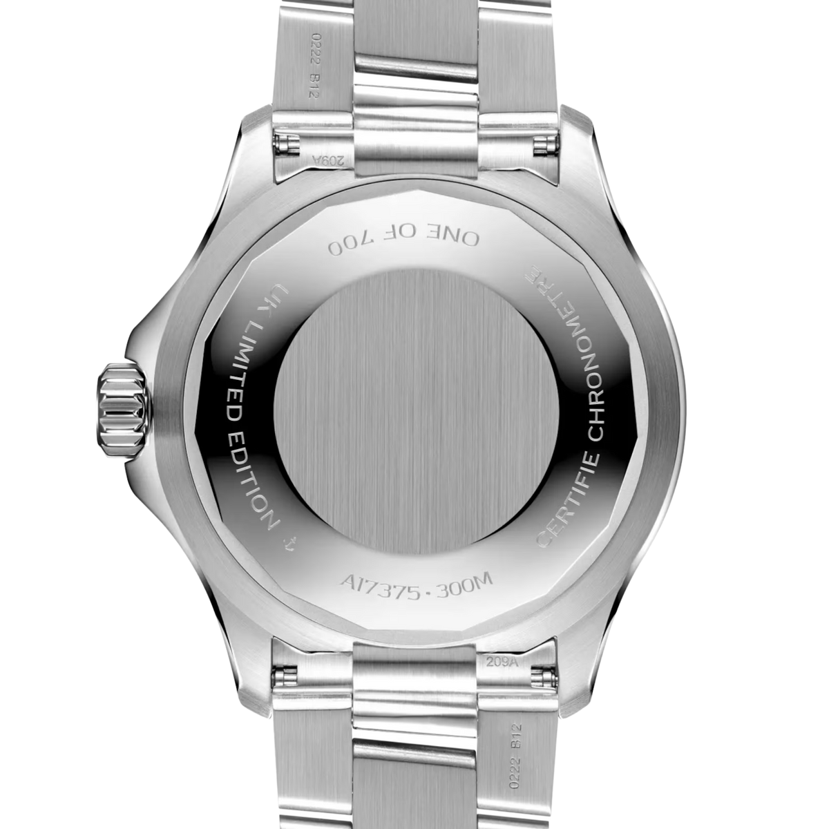 Power comes from the COSC-certified Breitling Calibre 17, a self-winding mechanical movement offering approximately 38 hours of power reserve. 