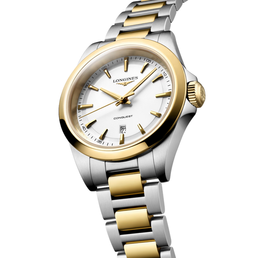 Blending timeless style with modern performance, this Conquest features a crisp white dial, reliable quartz movement and a refined two tone finish for effortless everyday wear.
