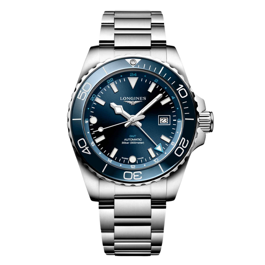 Longines HydroConquest GMT 43mm. Crafted from stainless steel, the substantial case is paired with a blue ceramic unidirectional rotating bezel, creating a versatile design inspired by the world of water sports and international travel.