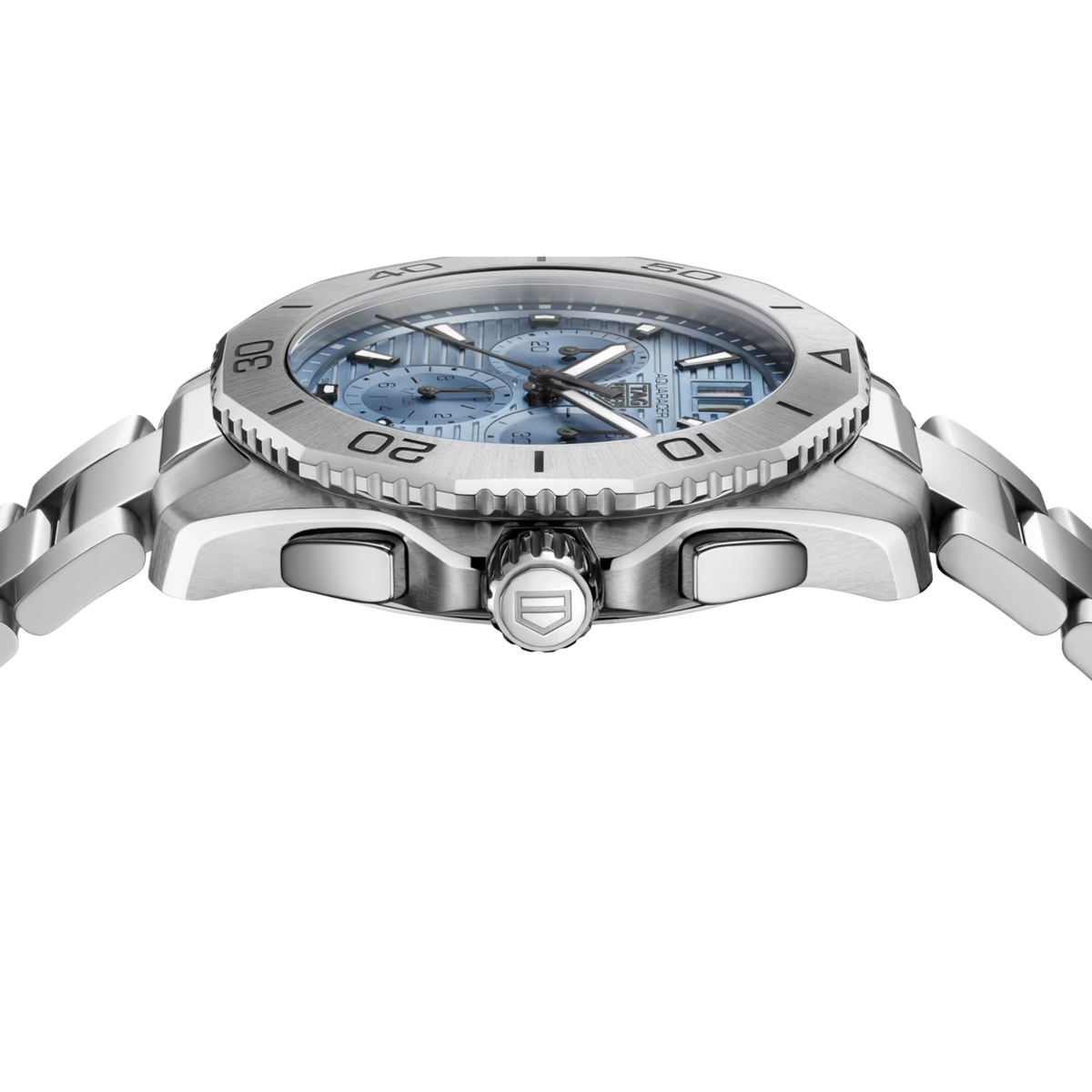 Water-resistant to 200 metres and finished with a folding clasp with push-buttons, it combines practical performance, contemporary styling and signature TAG Heuer craftsmanship.