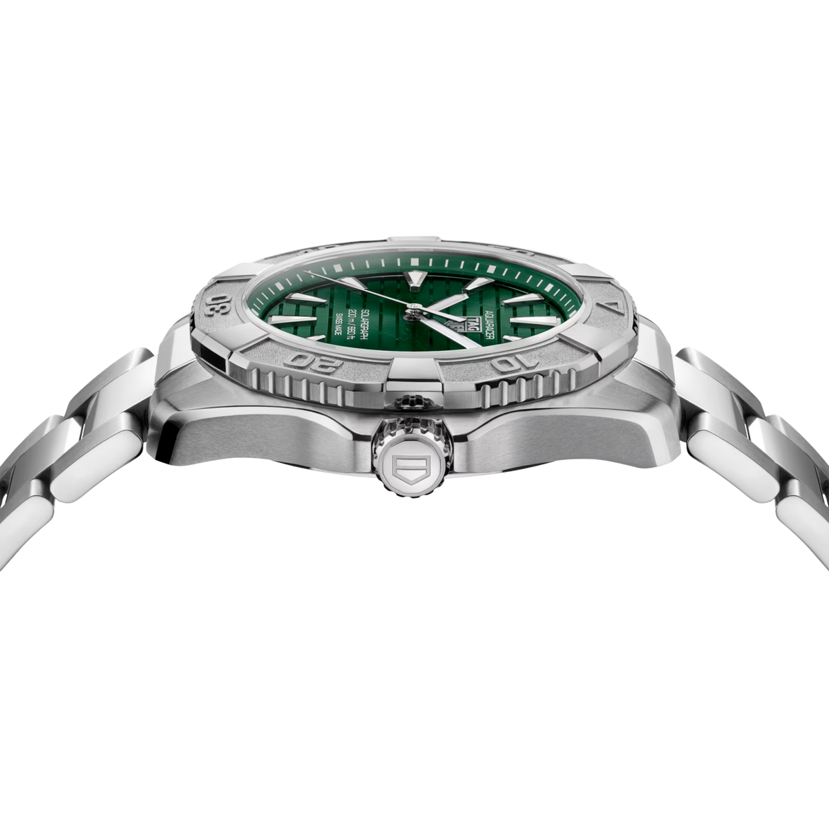 With its crisp blue dial and clean stainless steel finish, the Longines Conquest delivers effortless style and dependable performance for any occasion.
