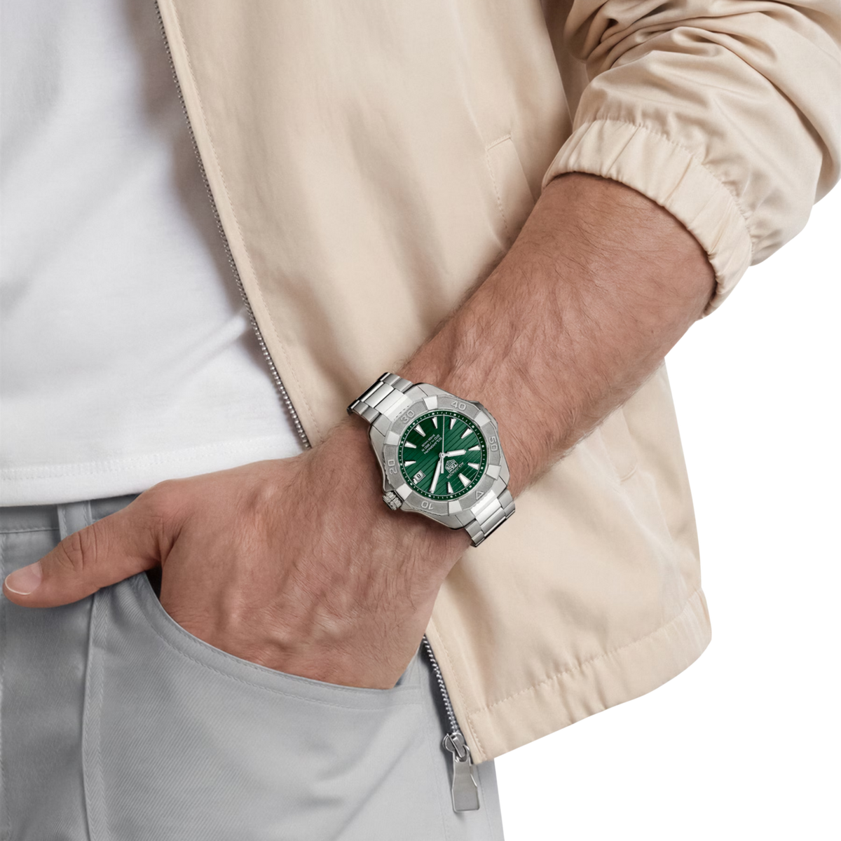 Made for everyday wear, the Conquest blends contemporary design with practical durability. Its 41mm case, blue dial and classic steel bracelet create a timeless sporting look.
